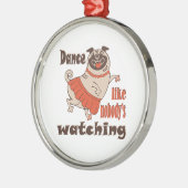 誰もパグ犬を見ていないようガーリーに踊る メタルオーナメント (左)