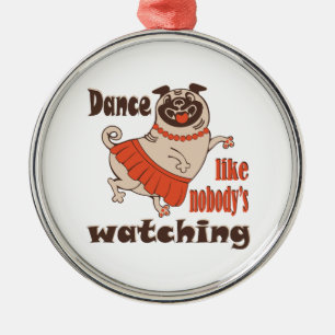 誰もパグ犬を見ていないようガーリーに踊る メタルオーナメント