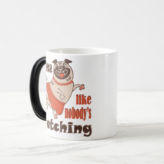 誰もパグ犬を見ていないようガーリーに踊る モーフィングマグカップ (正面左)