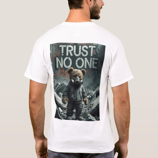 誰も信じるなTシャツ Tシャツ (裏面)
