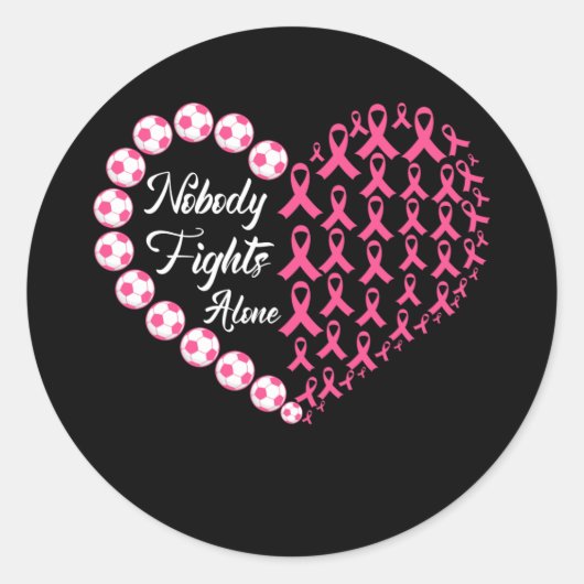 誰も単独でピンクサッカー乳がんハートと戦わない ラウンドシール (正面)