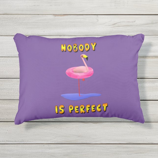 誰も完璧ではない – フラミンゴとスイミングリング アウトドアクッション (正面)