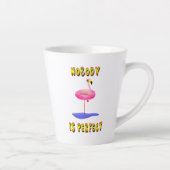 誰も完璧ではない – フラミンゴとスイミングリング カフェラテマグ (右)