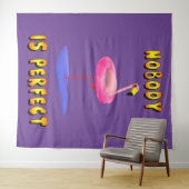 誰も完璧ではない – フラミンゴとスイミングリング タペストリー (インサイチュ(横))