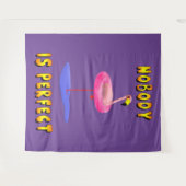 誰も完璧ではない – フラミンゴとスイミングリング タペストリー (正面(横))