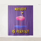 誰も完璧ではない – フラミンゴとスイミングリング タペストリー (正面)