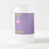 誰も完璧ではない – フラミンゴとスイミングリング フロストグラスビールジョッキ (正面左)