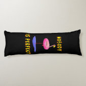 誰も完璧ではない – フラミンゴとスイミングリング ボディピロー (裏面)