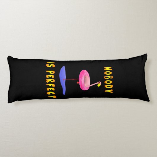 誰も完璧ではない – フラミンゴとスイミングリング ボディピロー (裏面)