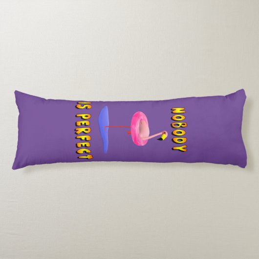 誰も完璧ではない – フラミンゴとスイミングリング ボディピロー (正面)