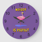 誰も完璧ではない – フラミンゴとスイミングリング ラージ壁時計 (正面)