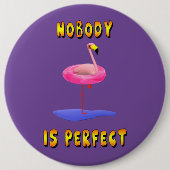 誰も完璧ではない – フラミンゴとスイミングリング 缶バッジ (正面)