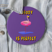 誰も完璧ではない – フラミンゴとスイミングリング 缶バッジ (インサイチュ)