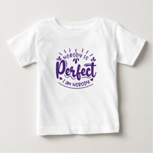 誰も完璧ではなく、私も誰おもしろいも ベビーTシャツ