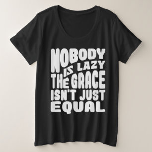 誰も怠け者ではない恵みは平等ではない。 プラスサイズTシャツ