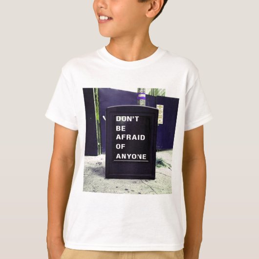 誰も恐れないでやる気を起こさせる Tシャツ (正面)