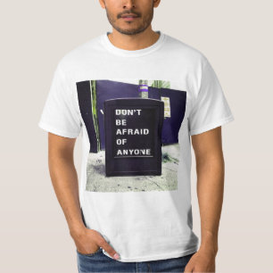 誰も恐れないでやる気を起こさせる Tシャツ