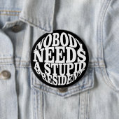 誰も愚かな大統領を必要としない 缶バッジ (インサイチュ)