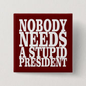 誰も愚かな大統領を必要としない 缶バッジ (正面)