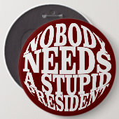 誰も愚かな大統領を必要としない 缶バッジ (正面&裏面)