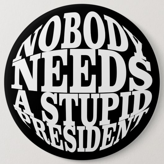 誰も愚かな大統領を必要としない 缶バッジ (正面)