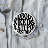 誰も愚かな大統領を必要としない 缶バッジ (インサイチュ)