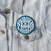 誰も愚かな大統領を必要としない 缶バッジ (インサイチュ)