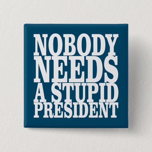 誰も愚かな大統領を必要としない 缶バッジ (正面)