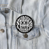 誰も愚かな大統領を必要としない 缶バッジ (インサイチュ)