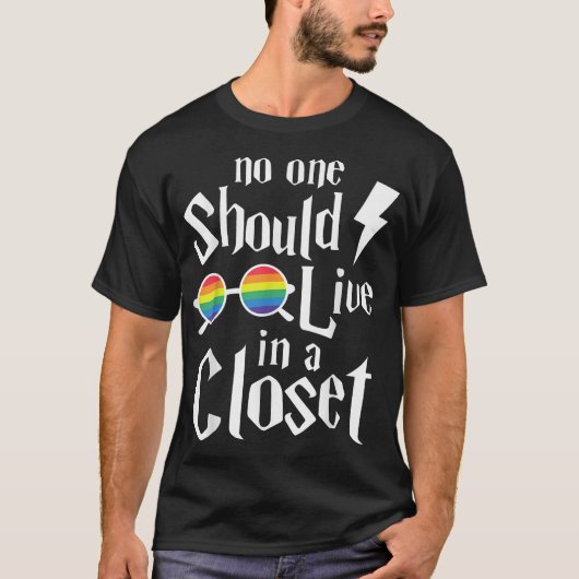 誰も押入れのシャツに住むべきではない Tシャツ (正面)