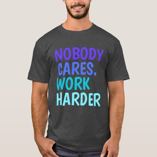 誰も気にしない 頑張れ やる気が出る名言 家族 Tシャツ (正面)