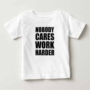 誰も気にしない 頑張れ フィットネス エクササイズ ジム ギフト ベビーTシャツ