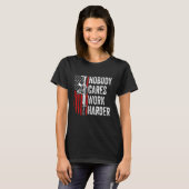 誰も気により頑張らないAr 15ガンアメリカ国旗V Tシャツ (正面フル)