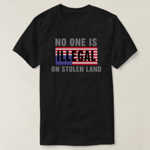誰も盗まれた土地のTシャツで違法ではないです Tシャツ