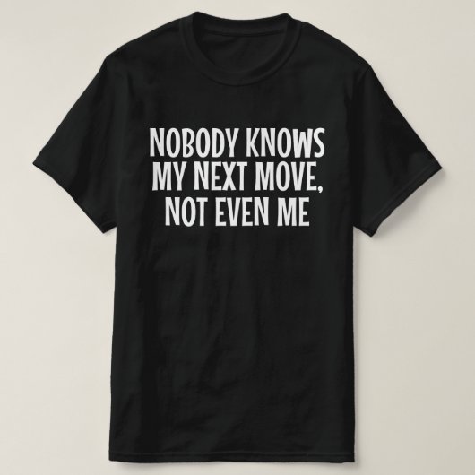 誰も私の次の動きを知らない私自身でさえ Tシャツ (デザイン正面)