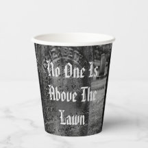 誰も芝生の上に居ない