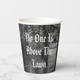 誰も芝生の上に居ない 紙コップ