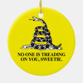 誰も踏み付けてはいない、スウィーティ セラミックオーナメント (裏面)