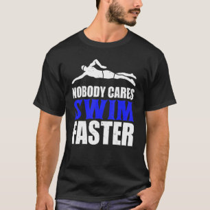 誰もM気にのための速い水泳チームのコーチを泳ぐ Tシャツ