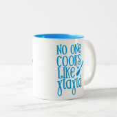 誰もyiayiaのギリシャ人の祖母のように調理しません ツートーンマグカップ (正面右)