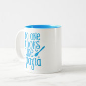 誰もyiayiaのギリシャ人の祖母のように調理しません ツートーンマグカップ (正面左)