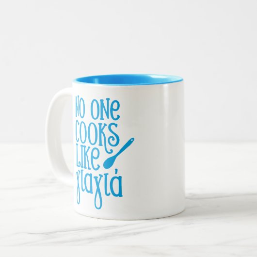 誰もyiayiaのギリシャ人の祖母のように調理しません ツートーンマグカップ (正面左)