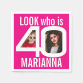 誰40歳の誕生日を見る2つの写真ホワイトピンクのパーティー スタンダードカクテルナプキン (正面)