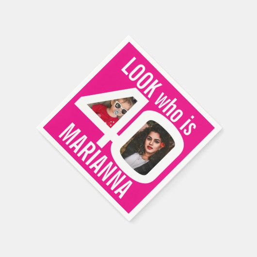 誰40歳の誕生日を見る2つの写真ホワイトピンクのパーティー スタンダードカクテルナプキン (角)