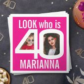 誰40歳の誕生日を見る2つの写真ホワイトピンクのパーティー スタンダードカクテルナプキン