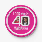 誰40歳の誕生日を見る2写真白ピンクパーティー ペーパープレート (正面)