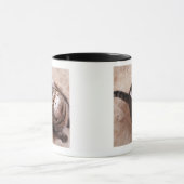 調べている虎猫猫 マグカップ (中央)