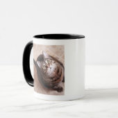 調べている虎猫猫 マグカップ (正面左)