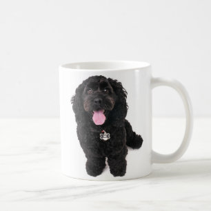 調べている黒い子犬 コーヒーマグカップ