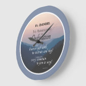 調整おめでとうの最初の記念日をパーソナライズ ラージ壁時計 (傾斜)